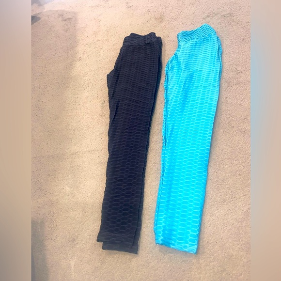 Never worn 2 pair of Woman’s shape enhancing leggings - Picture 3 of 6